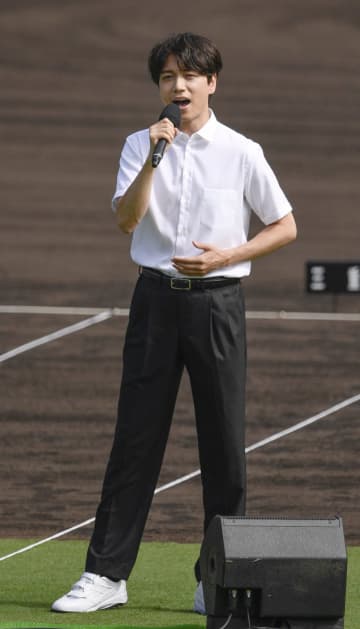 山崎育三郎さんが大会歌独唱　高校野球開会式