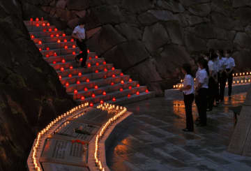 御巣鷹の麓、520の灯火　「安全の祈り世界へ」