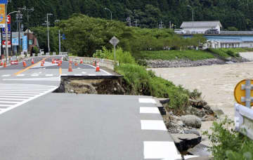 岐阜・下呂の国道一部崩落　飛騨川の増水で、全面通行止め