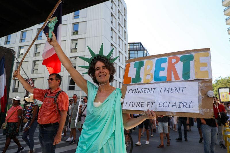 フランスで週末デモ続く、コロナ「衛生パス」の提示義務化巡り