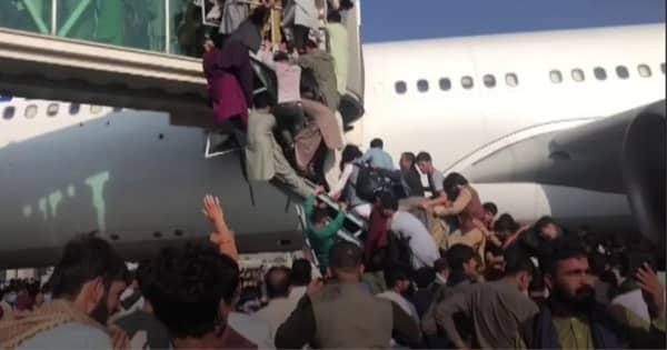 カブール空港で大混乱　タリバンを逃れようと飛行機にしがみつく人たちも