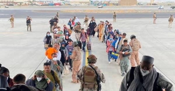 カブール空港で混乱続く　各国がアフガニスタン出国を急ぐ