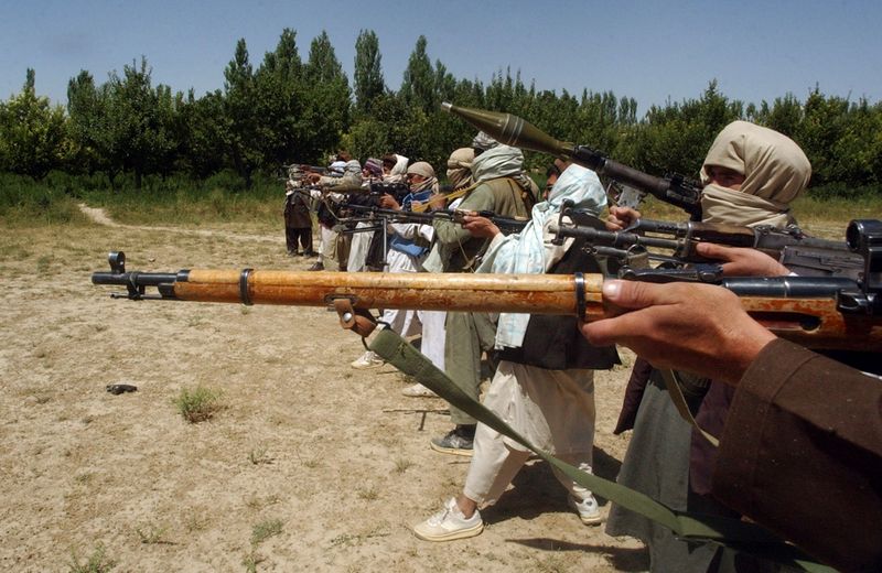タリバン、前政権の主要人物の逮捕に着手　イスラム法に基づき処罰