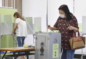 横浜市長選、投票始まる　首相のお膝元、8人立候補