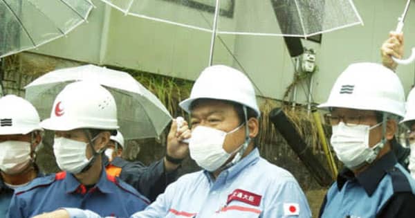 赤羽国交相「地元の要望は全部実現が原則」　広島の大雨被災地を視察
