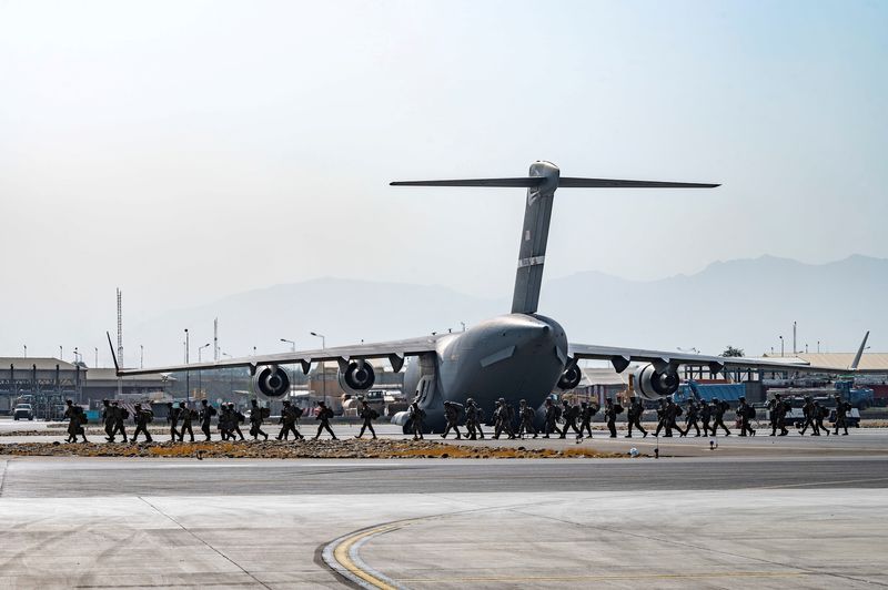 米政府、アフガン退避を拡充へ　民間航空機も活用