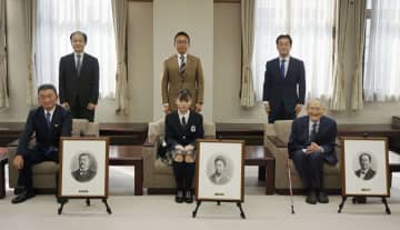 財務省が新紙幣の肖像原画贈呈　渋沢、津田、北里の子孫に