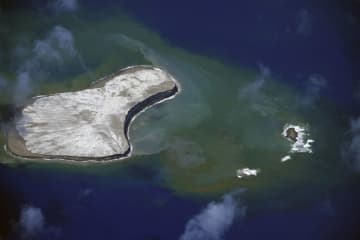 硫黄島の南、新島の一部が海没　福徳岡ノ場、海保観測