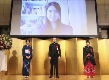 「ネットの暴力に文学で抵抗」　芥川・直木賞贈呈式で李琴峰さん