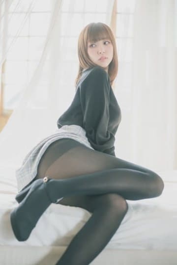 黒タイツお姉さん コスプレイヤー紗雪がセクシー美脚ショット披露