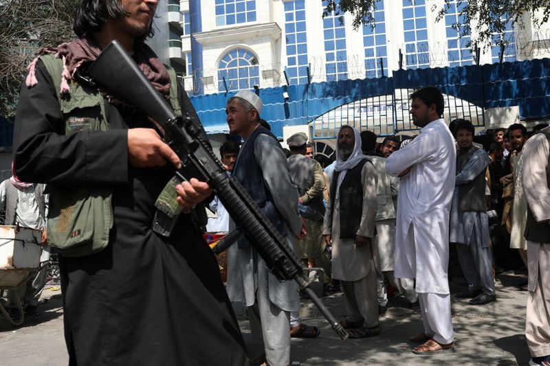 タリバン、北東部で抵抗勢力と戦闘　米軍幹部は「内戦」警告