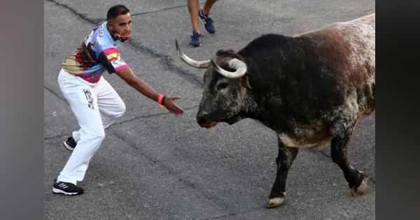 スペインで牛追い祭り、コロナ感染拡大後初