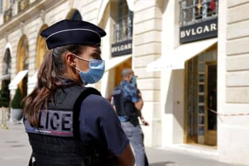 ブルガリに強盗、13億円被害　パリ、グループの2人拘束