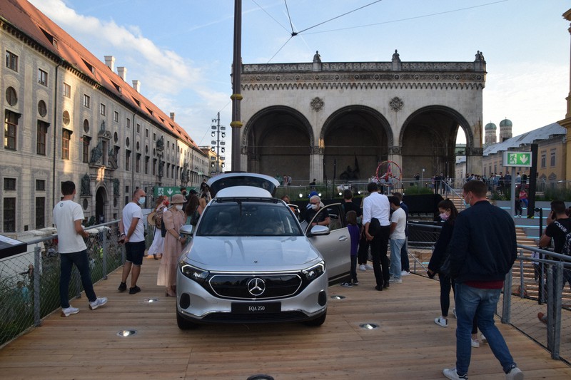 歴史的街並みに自動車ずらり　欧州最大の自動車ショー　独ミュンヘン