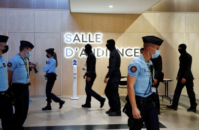 パリ同時多発攻撃の公判開始、被告「職業はＩＳ戦闘員」