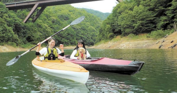 愛犬とカヤック、非日常を体験　福島の摺上川ダム