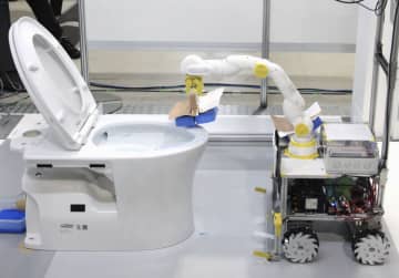 最新のロボット技術を披露、愛知　弁当の陳列やトイレ掃除も