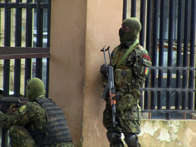 ギニア国軍、中銀に政府機関の口座凍結を命令