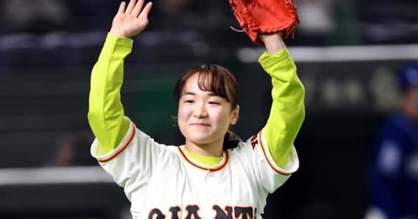 伊藤美誠が始球式　東京ドームで大きく振りかぶって全力投球