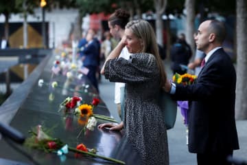 悲しみ広がるNYのテロ現場　追悼式典で家族ら思いはせ