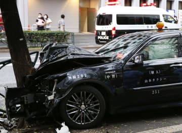 運転手死亡、くも膜下出血　千代田区、6人死傷タクシー事故