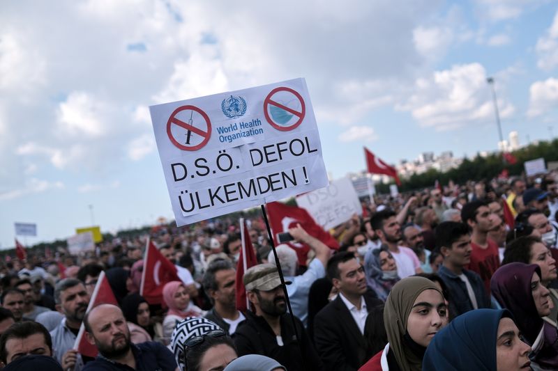 トルコ、コロナ新規制反対で数千人がデモ　国内最大規模