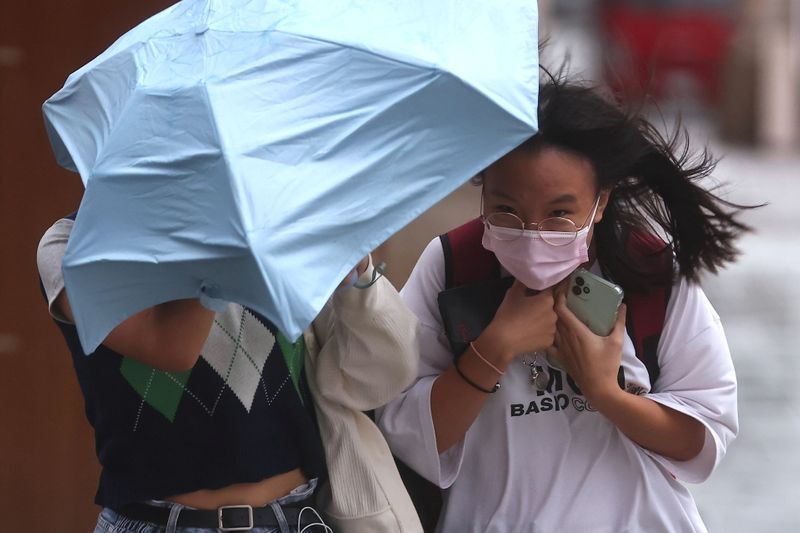 中国・上海市、強い台風14号に警戒　学校休校と航空便停止で対応