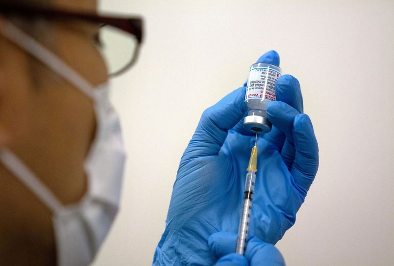 新型コロナワクチンの2回接種率、50％超える＝官房長官