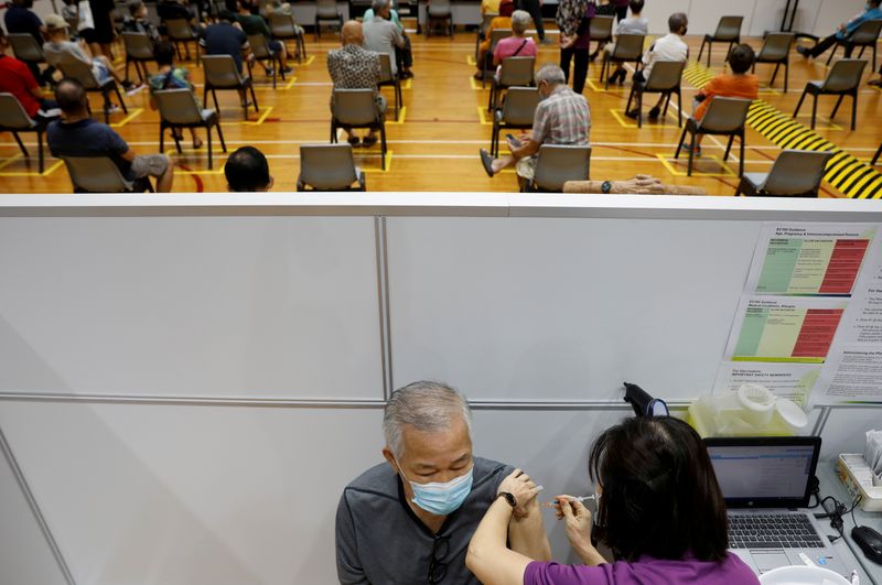 シンガポールでコロナ感染急増、ワクチン接種率81％でも国境再開足踏み