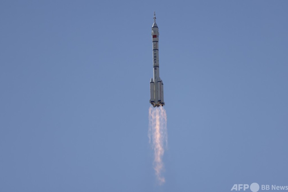中国、有人宇宙船「神舟12号」が宇宙ステーションから分離し、17日に地球に帰還