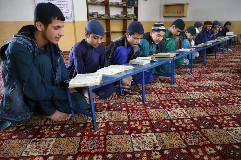 タリバン、18日から男子生徒のみ学校再開　女子生徒の言及なし