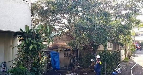 那覇市の住宅火災で2人死亡　住人の兄妹か、平屋が全焼