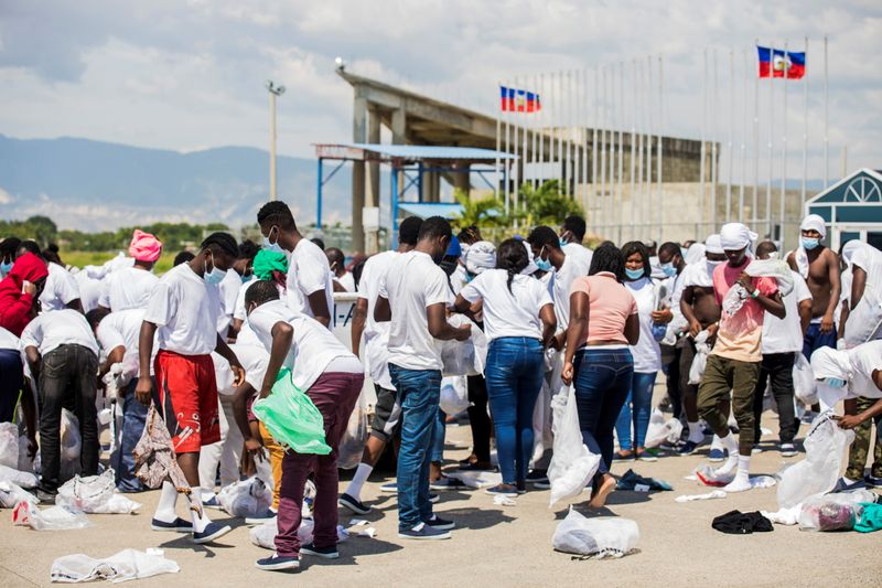 移民追放巡りバイデン氏に圧力強まる、ハイチ難民が怒りの声