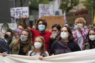 若者ら各地で「気候スト」　グレタさん独でデモ率いる