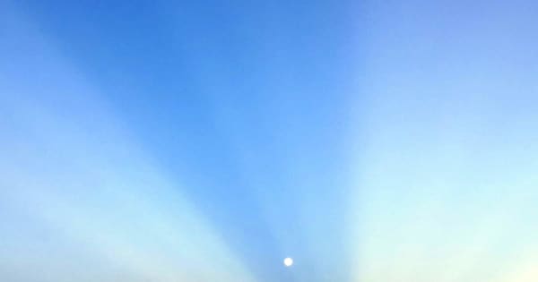 空に幻想的な「反薄明光線」　浮かぶ中秋の名月　沖縄・北谷で撮影