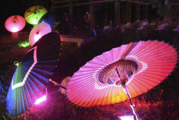 史跡で和傘のライトアップ、鳥取　ヒガンバナと競演