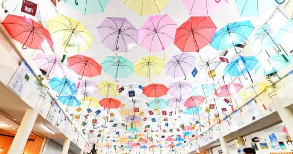 捨てられた傘が天井彩る　糸満「いとま～る」でアンブレラスカイ【動画あり】