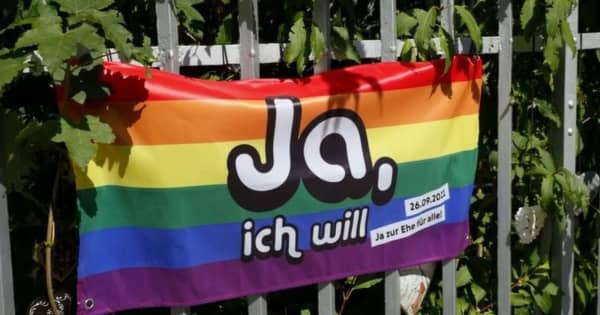 スイス、同性婚の合法化に多数が賛成　国民投票