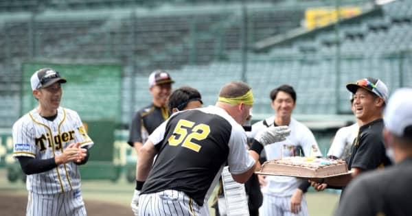 阪神サンズにサプライズ　34歳誕生日に坂本からケーキのプレゼント