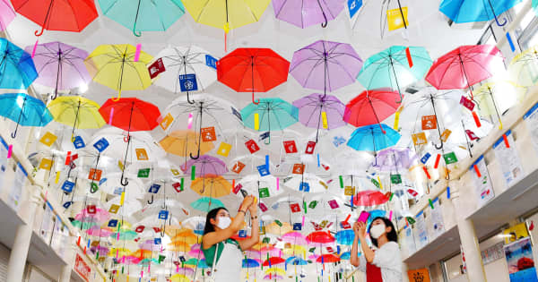 捨てられていた傘をカラフルに再生　糸満市場で「アンブレラスカイ」