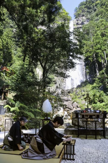 和歌山・那智の滝で献茶、厳かに　江戸期の流祖、川上不白しのび