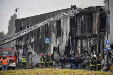 イタリアで小型機墜落、6人死亡　改築中の建物に突っ込む