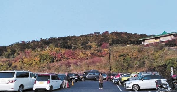 車中泊の登山客押し寄せる　栗駒山、禁止区域や路肩にも駐車