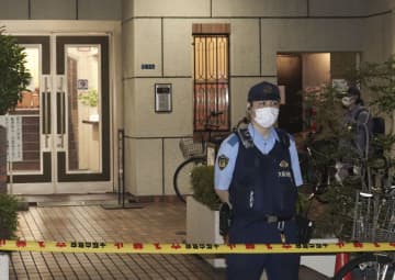 マンション一室に男性遺体、大阪　府警、殺人容疑で捜査