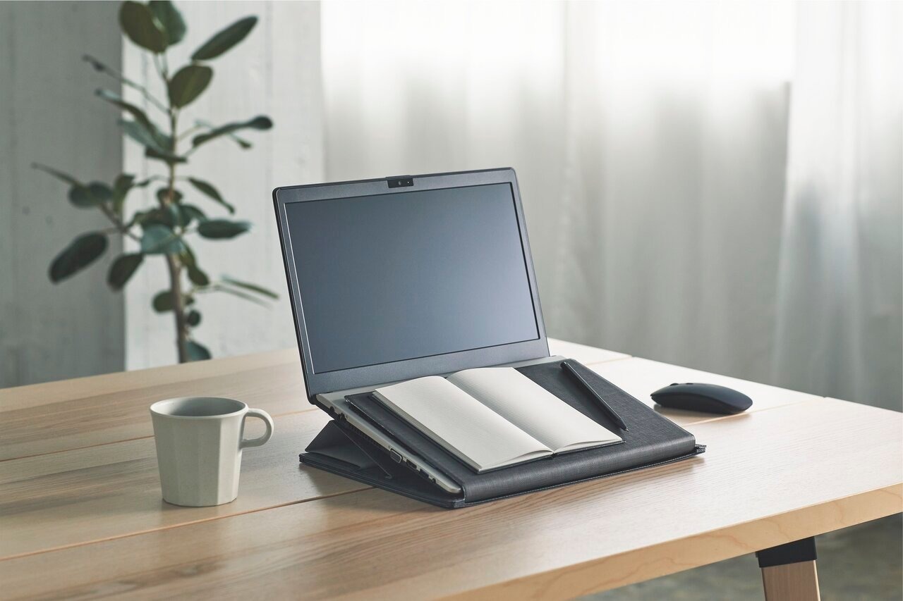 コクヨ、テレワークの増加に対応し狭いテーブルでも手書き作業ができるノート筆記台付きのPCスタンドとPCオーガナイザーを販売へ