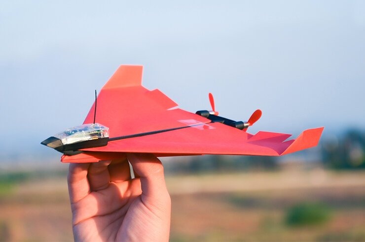 スマートフォンで操作できる紙飛行機キット「POWERUP 4.0」が一般販売を開始