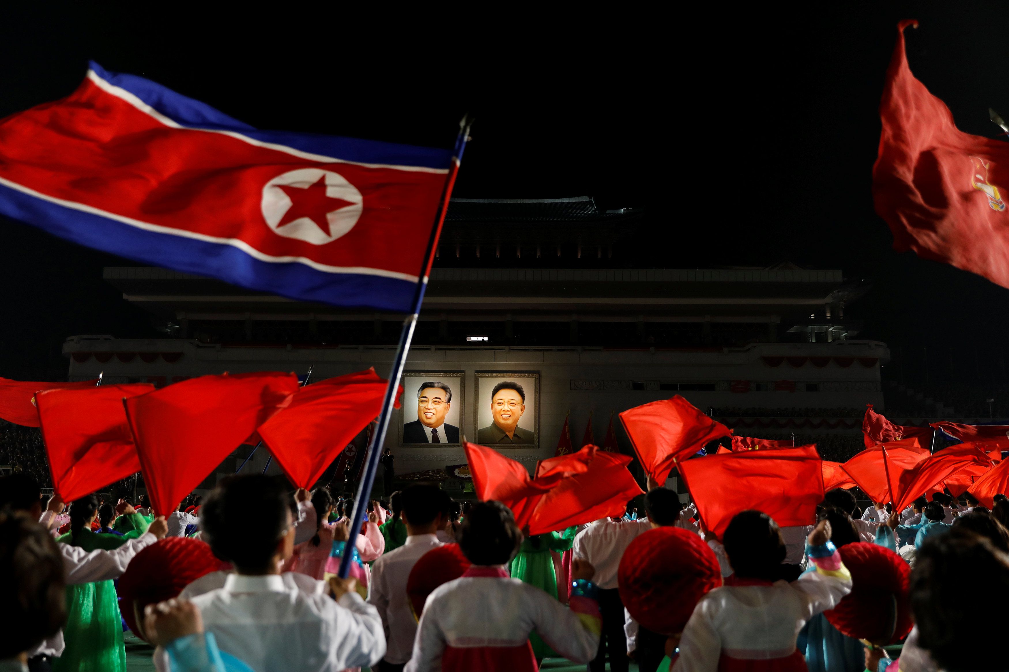 金正恩とタバコを吸うと呪われる 独裁者に近づきすぎた者の末路 最側近だった李炳哲 党中央常務委員会委員はなぜ解任されたか