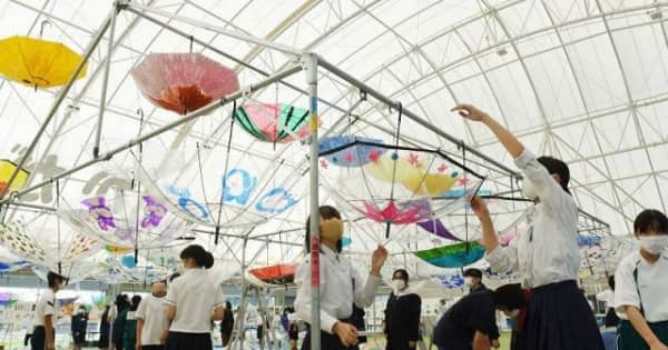 傘300本 巨大オブジェ共同制作　鏡野で美作地区中学文化連作品展