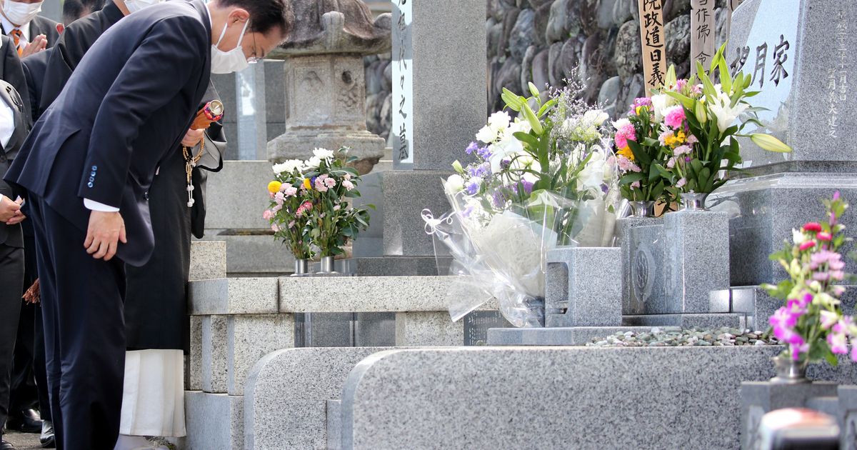 岸田首相、静岡で盟友・故望月氏の墓前に就任報告
