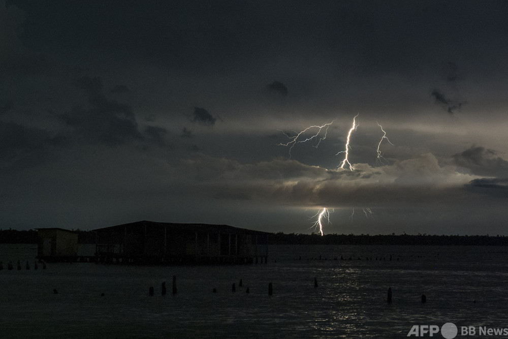 世界で最も雷が多発、南米マラカイボ湖 稲光は集落の「灯台」